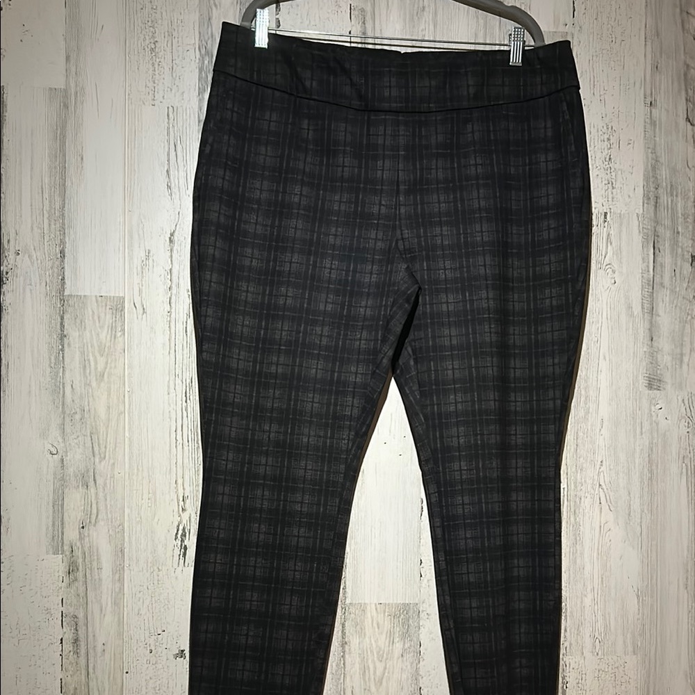 Dalia Black and Gray Leggings with Plaid Pattern